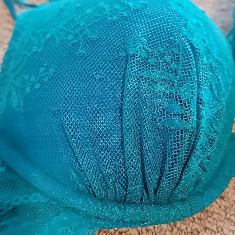 Victoria's Secret Miraculous Plunge Bra - Picture 4 of 9